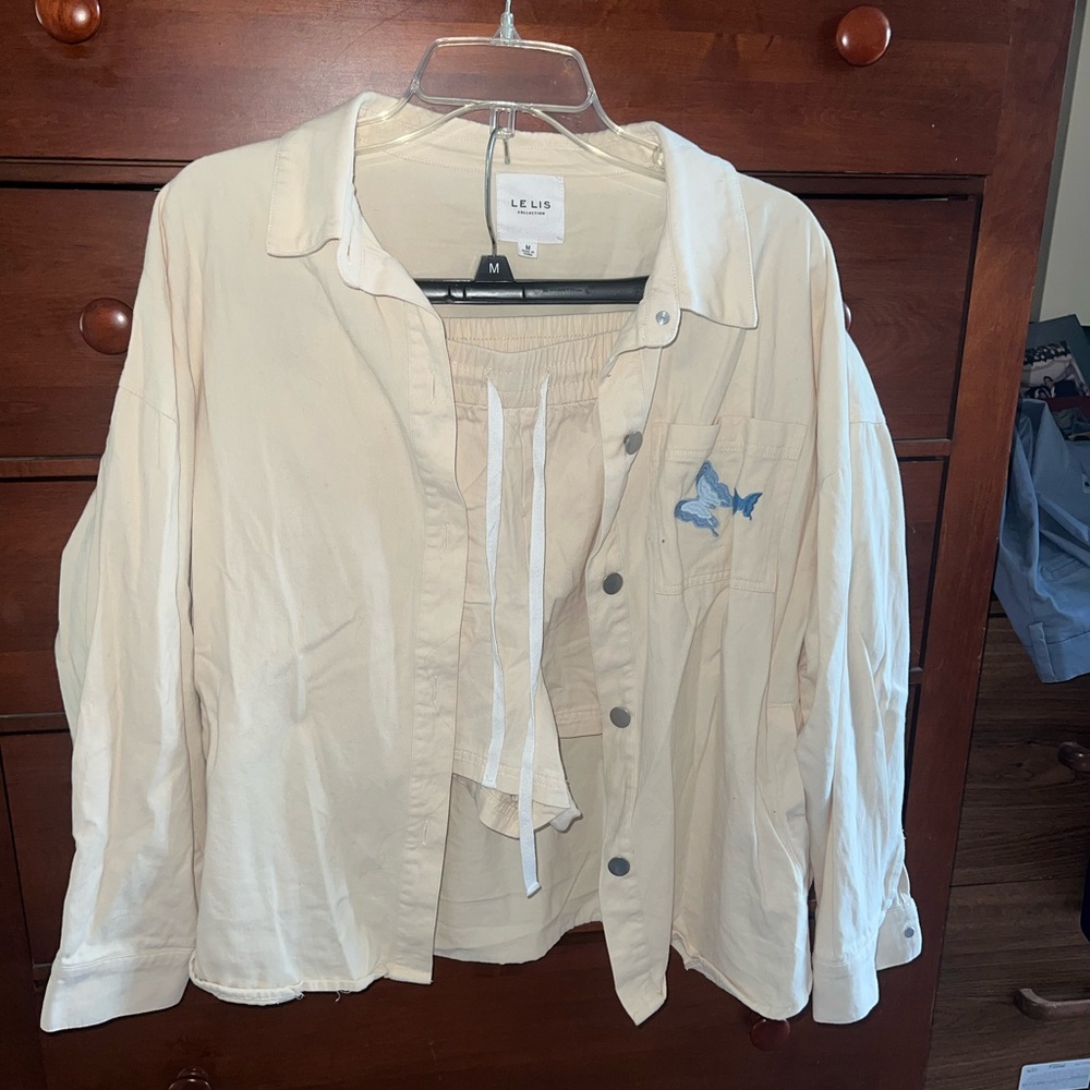 Le Lis Cream Women's Jacket & Shorts Set